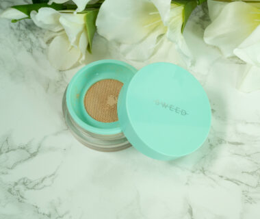 A tub of SWEED Miracle Powder in 01 Light, with the turquoise lid open so you can see the mesh that houses the powder